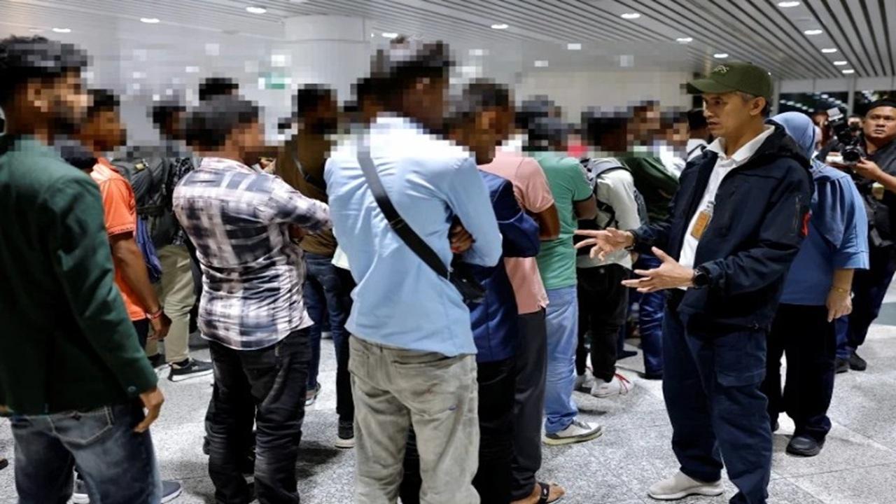 ১২৩ বাংলাদেশিকে ফেরত পাঠাল মালয়েশিয়া